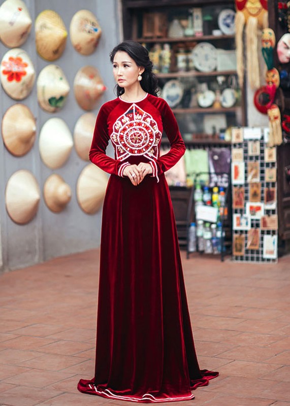 HH quy ba Suong Dang kieu ky voi ao dai nhung do-Hinh-5